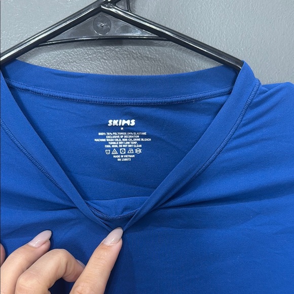 SKIMS Fitted Blue Long Sleeve Tee - Picture 2 of 3